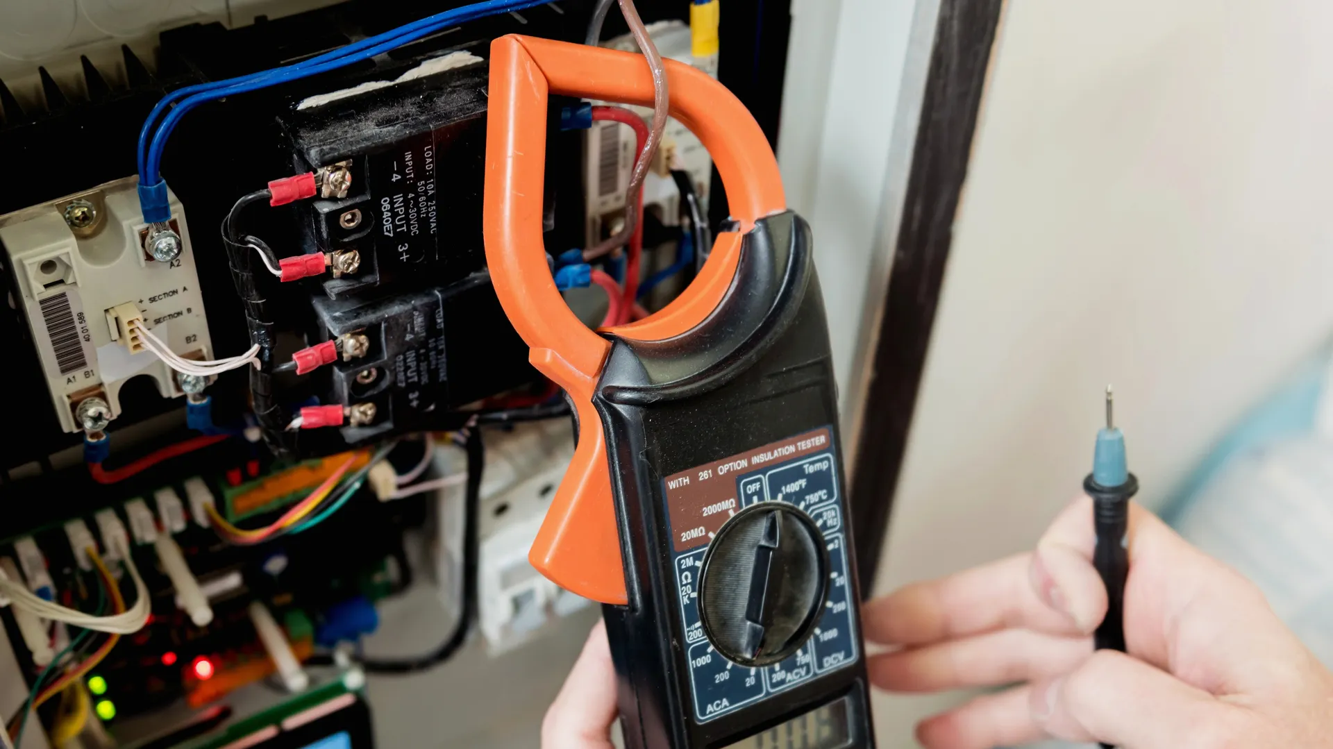 Électricien professionnel en intervention à Paris