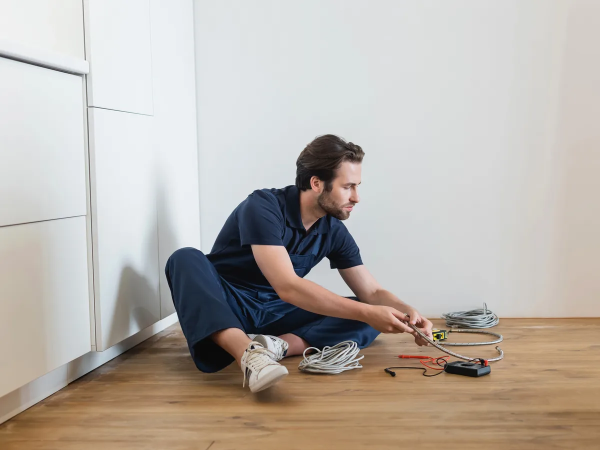 Artisan électricien au travail à Paris